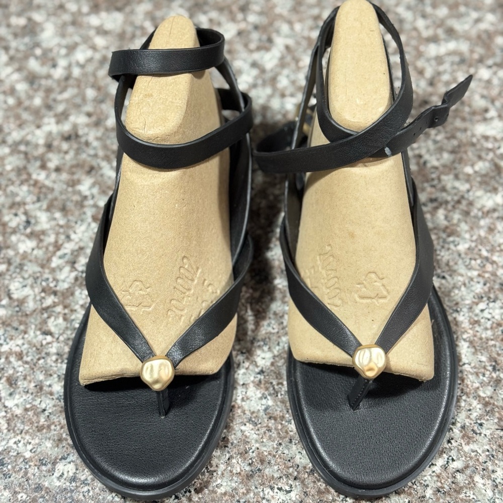 Saks Fifth Ave Leather Black Strappy Sandals Size 8. New